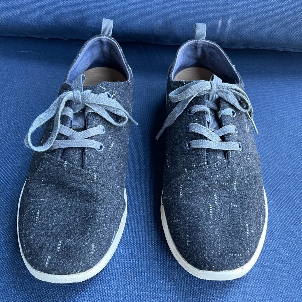 Tom’s lace up casual sneaker size 9